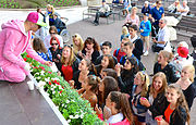 Sean Banan med fans under artistpresentationen inför Allsång på Skansen 2013.