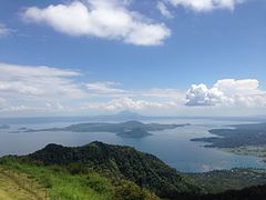 Isang tanawin ng lawa mula sa Otel ng Taal Vista, Tagaytay