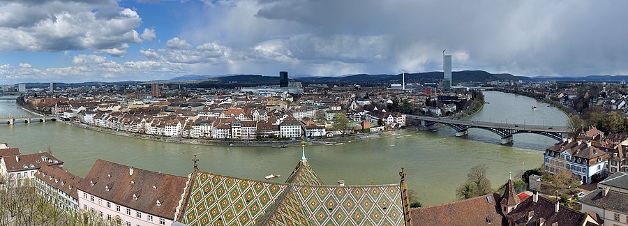 Panorama fan de stêd mei Ryn op 'e foargrûn.