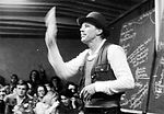 L'artista Joseph Beuys nel 1978: Jeder Mensch ein Künstler — Auf dem Weg zur Freiheitsgestalt des sozialen Organismus - Ogni persona un artista — sulla strada della liberazione dall'organismo sociale