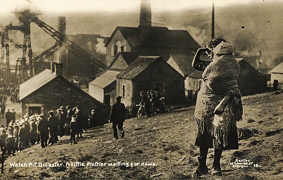 Agnes Mai Webber (13 oed) a'i chwaer fach yn chwilio ac yn aros am newyddion am ei thad