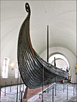 Zdjęcie przedstawia statek wikingów znajdujący się w muzeum w miejscowości Tønsberg