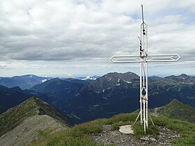 Vista della croce di vetta in direzione della Presolana