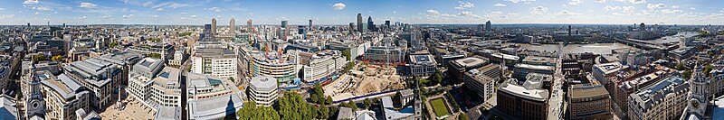 Panorama London di zaman modern, gambar diambil dari Golden Gallery Katedral Santo Paulus. Lihat Panorama London untuk gambar panoramik lebih banyak.