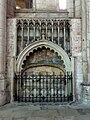 Enfeu gothique de l'archiprêtre Tavernier, réalisé au XIVe siècle et restauré au XIXe siècle, de la basilique de Saint-Quentin