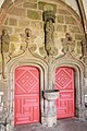 La porte de l'église Notre-Dame.