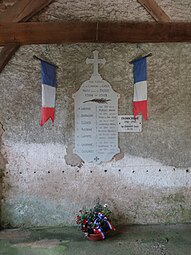 Le monument aux morts situé sous l'emban de l’église