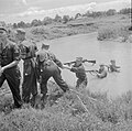 Nederlandse oorlogsvrijwilligers in Nederlands-Indië tijdens een militaire oefening in 1946