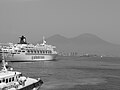 Vesuvio visto dalla banchina del Molo Beverello