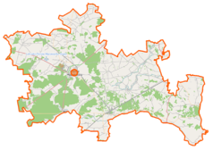 Mapa konturowa powiatu ostrowskiego, blisko centrum na lewo znajduje się punkt z opisem „Telewizyjna Stacja Retransmisyjna Podborze”