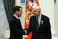 Stafford et le président du gouvernement russe Dmitri Medvedev lors de la cérémonie de remise de la médaille Pour le mérite dans l'exploration spatiale le 12 avril 2011.