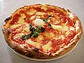 意大利那不勒斯特色的玛格丽特披薩，由莫萨里拉奶酪、番茄酱和罗勒为材料，因含有白、红、绿三色而被称为“国旗比萨”。