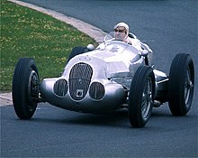 Hermann Lang sur une Mercedes W125 lors d'une course historique en 1977.