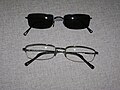 Moderne dioptrijske naočale sa zatamnjenim i običnim lećama