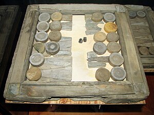 Ett backgammonbräde och spelpjäser