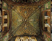 Mozaicuri bizantine cu arabescuri pe un tavan din Bazilica San Vitale (Ravenna, Italia)