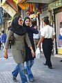 穿戴頭巾但露出一些頭髮的伊朗穆斯林女性