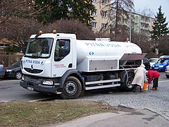 Poikkeustilanteen vesihuoltoa vedenjakeluautolla Prahassa (2013).