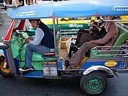 バンコクのトゥクトゥクの車内のアップ