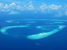 vue aérienne d'un atoll, illustrant l'altitude minime des îles.