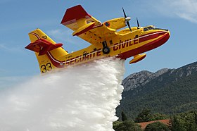 Canadair CL-415 « Pélican 33 » de la Sécurité civile française, en phase de largage.