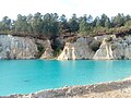 Étang turquoise dans le parc écologique.