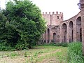 Tratto di mura visto dall'interno della città; è visibile il corridoio di camminamento inferiore, coperto. In fondo Porta San Sebastiano