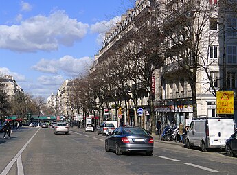 テルヌ広場 (place des Ternes) から見るヴァグラム大通り (Avenue de Wagram)