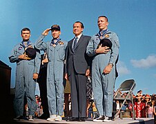 Tổng thống Richard Nixon và các phi hành gia Apollo 13 (phải sang trái: Jack Swigert, Jim Lovell và Fred Haise) sau buổi trao tặng huân chương năm 1970.