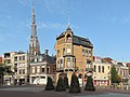 Le clocher de Sint Bonifatiuskerk en arrière-plan de la rue Voorstreek.