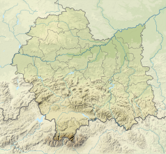 Mapa konturowa województwa małopolskiego, w centrum znajduje się czarny trójkącik z opisem „Śnieżnica”