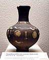 Kugelbauchflasche, schwarz engobierte Ware mit Aufschrift M·I·S·C·E, 3.–4. Jahrhundert (Clemens-Sels-Museum, Neuss)