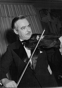 Bertil Almqvist spelar fiol, 1950.