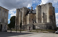 Le donjon vu côté ville (de la place du Donjon).