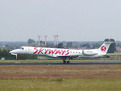 Skywaysin Embraer ERJ 145 -lentokone Brysselissä vuonna 2002.