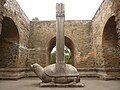 A tartaruga memorial do imperador Hongwu, con la Estela dos Méritos Divinos e Virtudes Santos (Shengong Shengde Bei), no seu Pavilhão Quadrado (Sifangcheng) no Túmulo Xiaoling