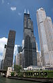 Willis Tower, situat pe partea dreaptă a râului Chicago