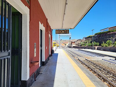 La stazione di Bronte della Ferrovia Circumetnea, ristrutturata di recente, 5 ottobre 2023.