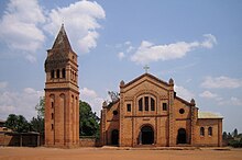 Fotografi av en romersk-katolsk kirke i Rwamagana. Katolsk kristendom er den største religionen i landet.