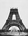 Construction de la tour Eiffel. Photographie par Durandelle, fonds Chevojon