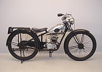 98cc-Sparta uit 1937, een rijwiel met motor. Formeel onderscheid tussen gemotoriseerde tweewielers was er nog niet.
