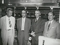 Balról jobbra: Julian Bigelow, Herman Goldstine, Robert Oppenheimer és Neumann János