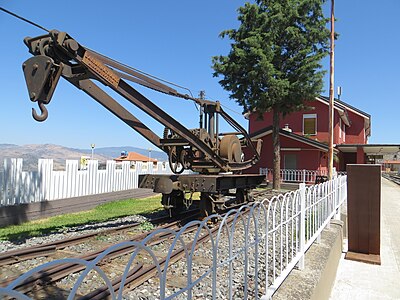 Il carro gru della Ferrovia Circumetnea, risalente agli anni '10, esposto presso la stazione di Bronte, 29 luglio 2016.