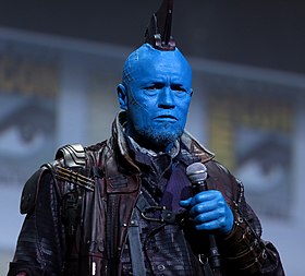 Le personnage de Yondu tel qu'il apparaît au cinéma, interprété par Michael Rooker, ici en costume lors de la Comic-Con 2016.