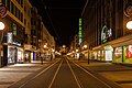 Vista nocturna de la Obere Königsstraße.