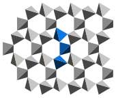 Kwarc α, połączenie spiralnych łańcuchów, rozkład dużych sześciokątnych i małych trójkątnych kanałów, widok wzdłuż osi c (oś 3-krotna)