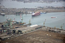 Luftbild vom Hafen von Ishinomaki mit gestrandeten Schiffen wie dem Frachtschiff C. S. Victory (Foto: 20. März 2011)