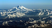 Zaledněný dvojvrchol Elbrusu z dálky