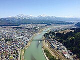 駅（右下）のすぐ脇を流れる魚野川