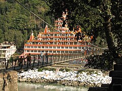 Les rives du Gange à Rishikesh et le temple de Lakshman Jhula.